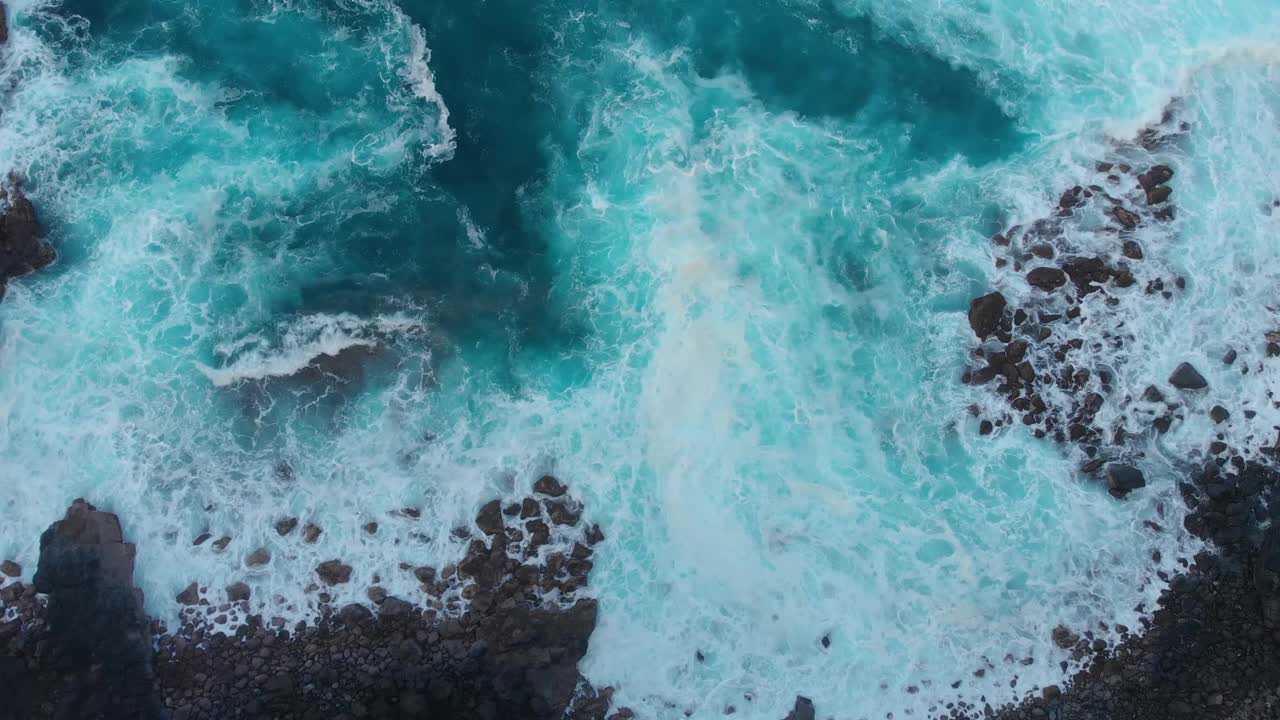 俯瞰印度洋和岩石海岸视频素材