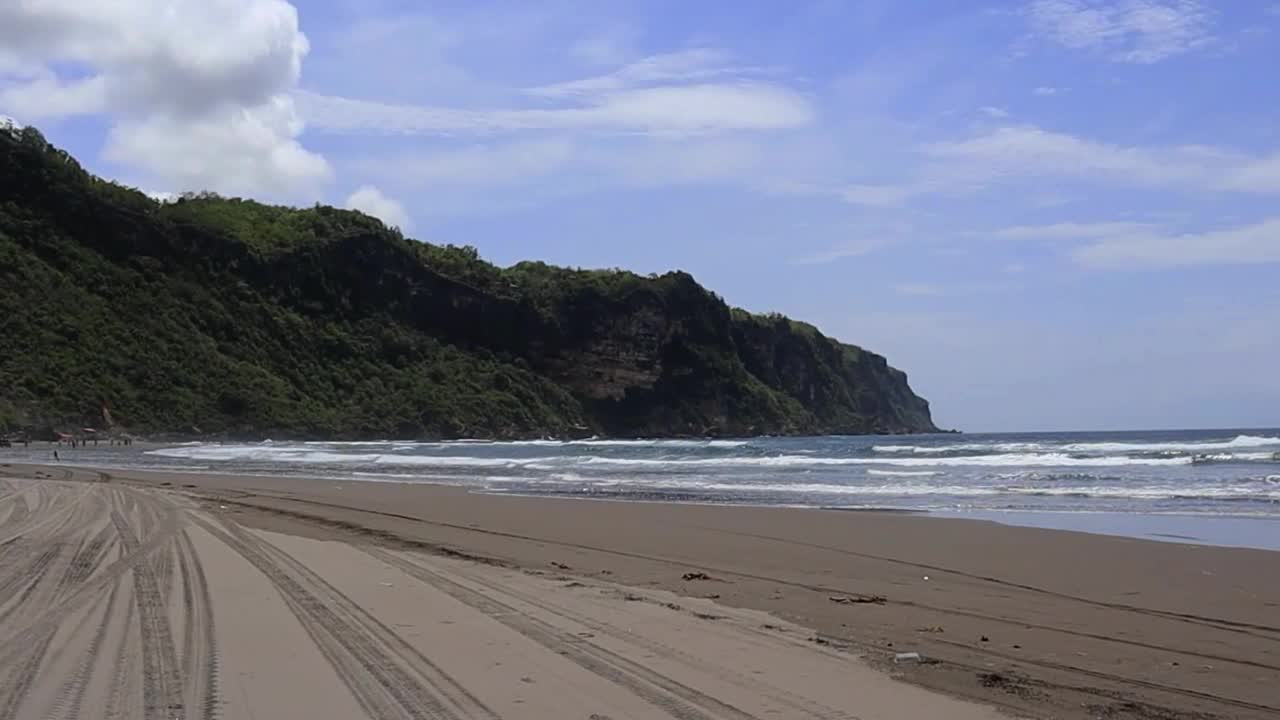 夏日沙滩、海沙和天空的景观景观。沿海海域。在日惹的Parangtritis海滩视频素材