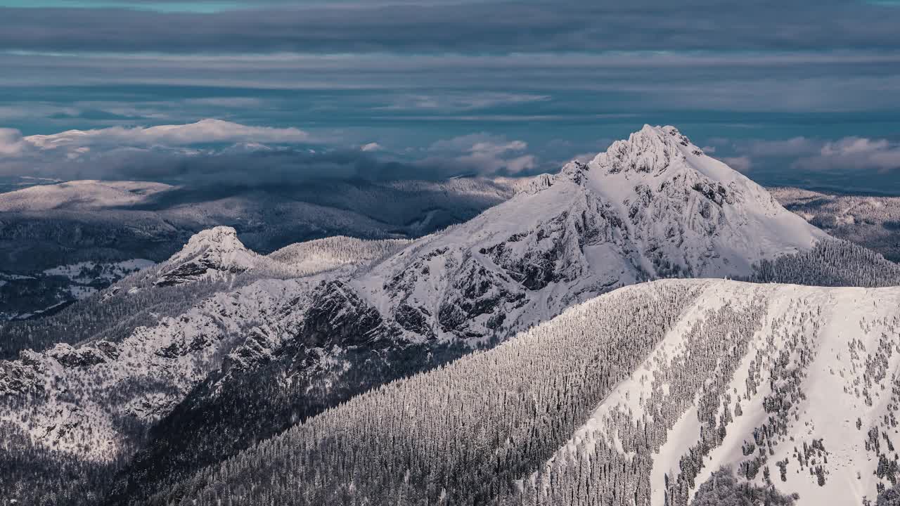 雄伟的冻结阿尔卑斯峰在冬季山脉与快速移动的云在雪景自然时间流逝视频素材