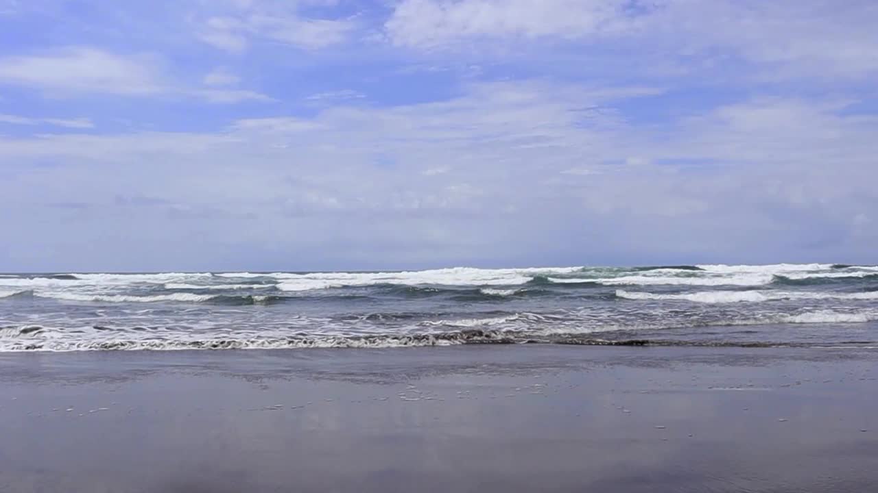 夏日沙滩、海沙和天空的景观景观。沿海海域。在日惹的Parangtritis海滩视频素材