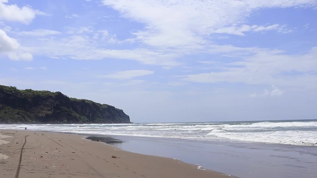 夏日沙滩、海沙和天空的景观景观。沿海海域。在日惹的Parangtritis海滩视频素材