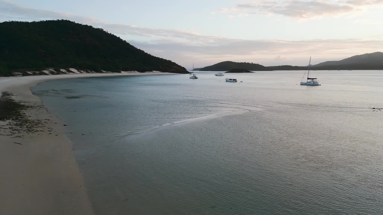 澳大利亚昆士兰州大堡礁附近的圣灵群岛国家公园的一部分，著名的白天堂海滩的美丽的高角度空中无人机视图。热门旅游目的地。视频素材