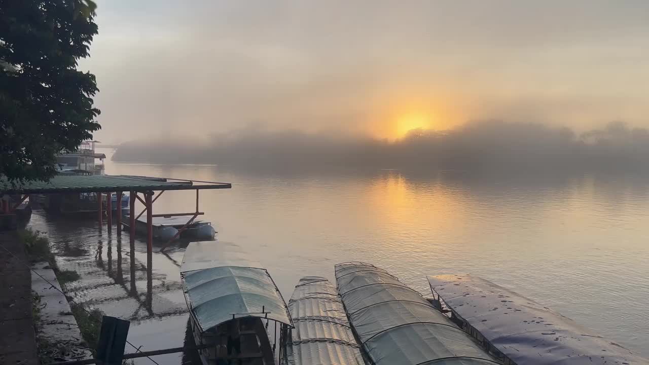 美丽的日出在河岸上，malecon视频下载