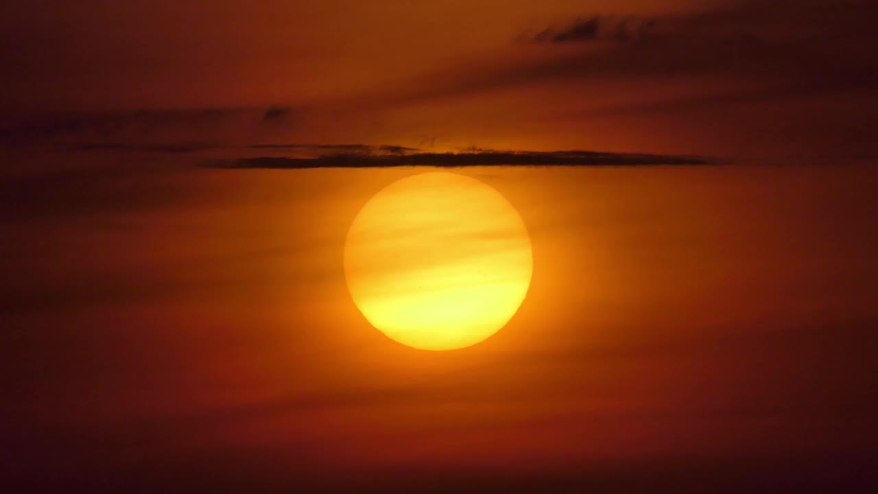 泰国乡村天空中的太阳。视频下载