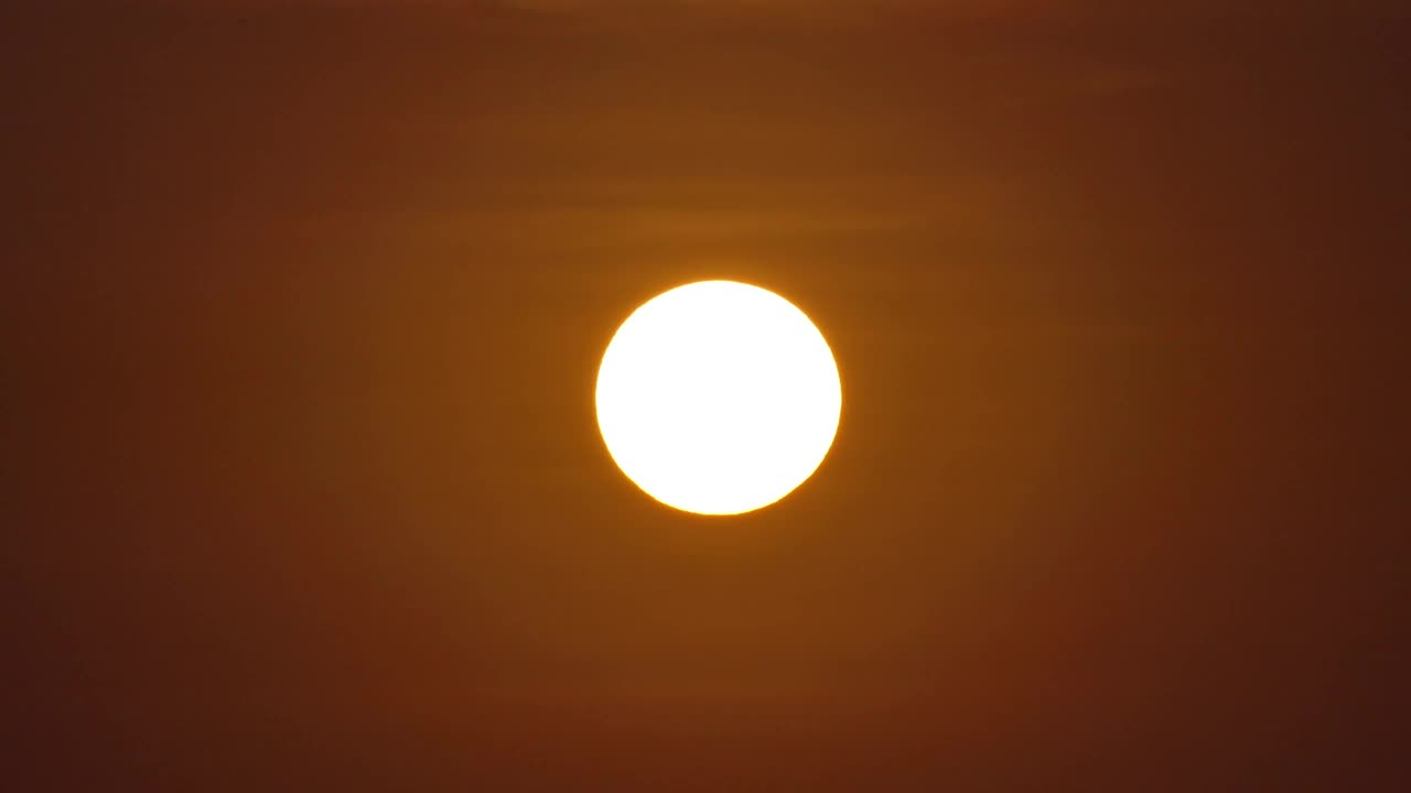 泰国乡村天空中的太阳。视频下载