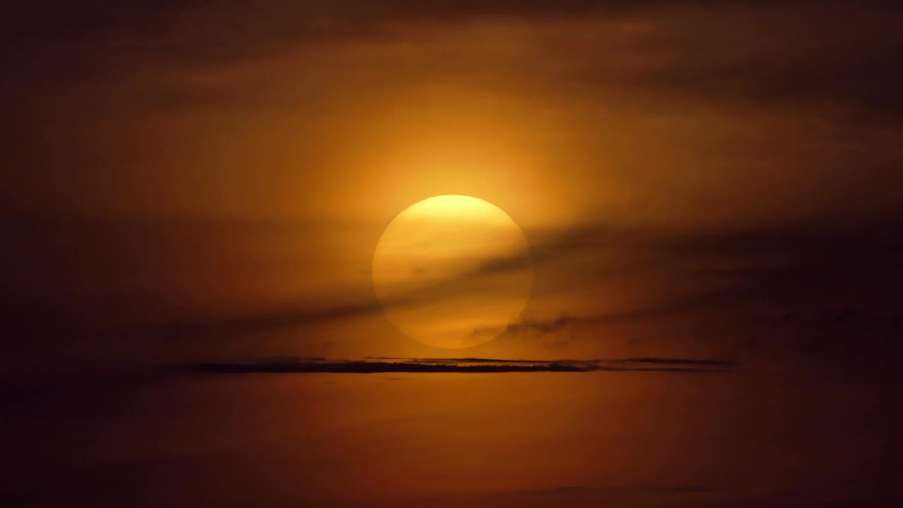 泰国乡村天空中的太阳。视频素材