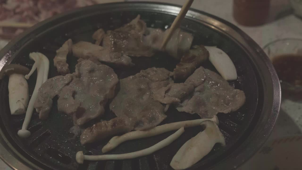 在平底锅上烤猪肉。视频素材