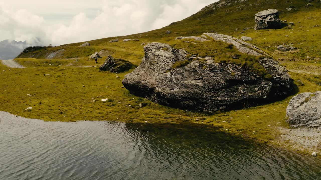 令人惊叹的无人机飞行视图在高山湖在阿尔卑斯山视频素材