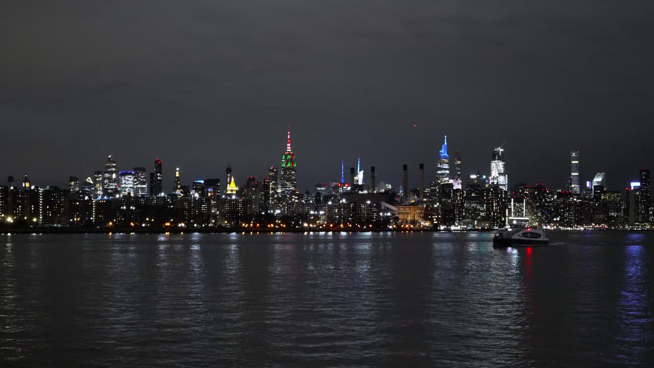 曼哈顿中城的滨河夜景视频素材