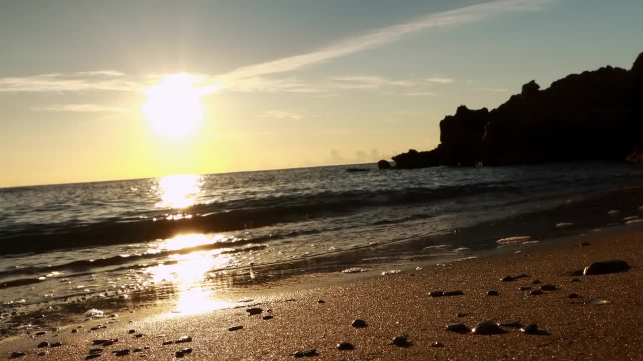 大海在日落或日出在海滩视频4K，太阳触及地平线，红色的天空在黄金小时惊人的海景，海洋海滩日落，太阳在旋转的云高质量的4K镜头视频素材