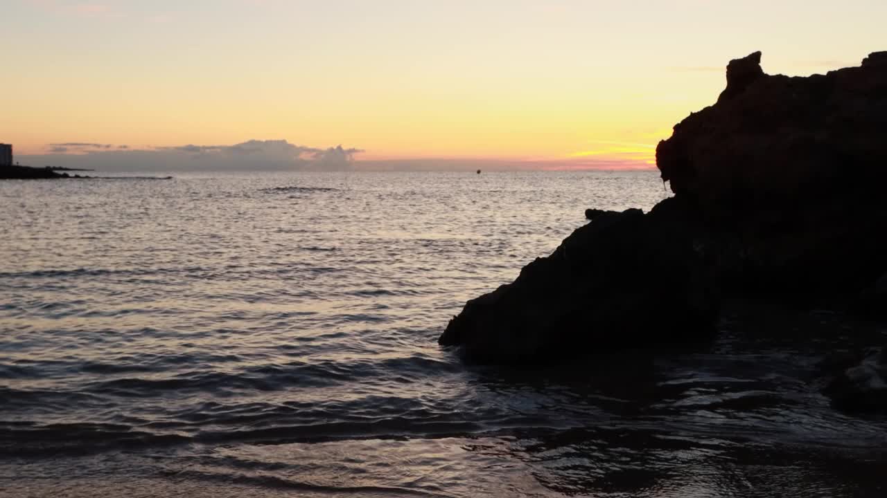 大海在日落或日出在海滩视频4K，太阳触及地平线，红色的天空在黄金小时惊人的海景，海洋海滩日落，太阳在旋转的云高质量的4K镜头视频素材