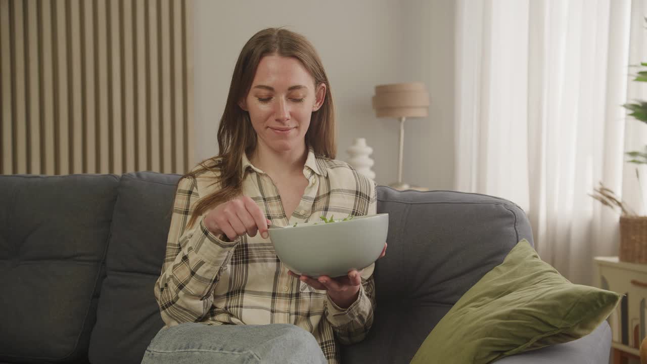 吃沙拉的女性健康食品视频素材