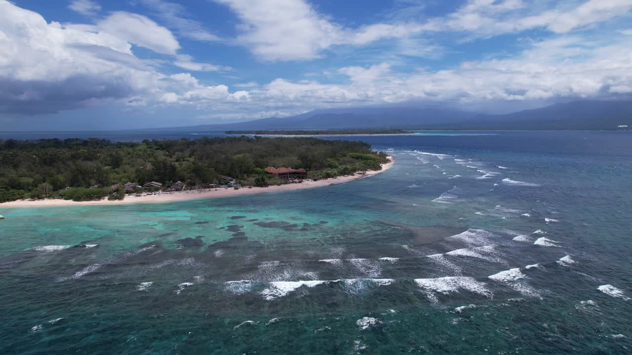 从印尼巴厘岛的Gili Trawangan鸟瞰龙目岛的Gili Meno和Gili Air。无人机在夏季阳光明媚的热带岛屿上空向后飞行。宁静度假概念。视频素材