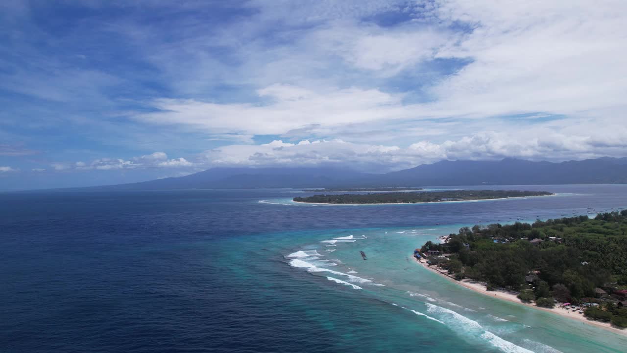 鸟瞰Gili Trawangan, Gili Meno和Gili Air在印度尼西亚巴厘岛龙目岛。在夏天阳光明媚的白天，无人机在岛屿上空飞行。视频素材