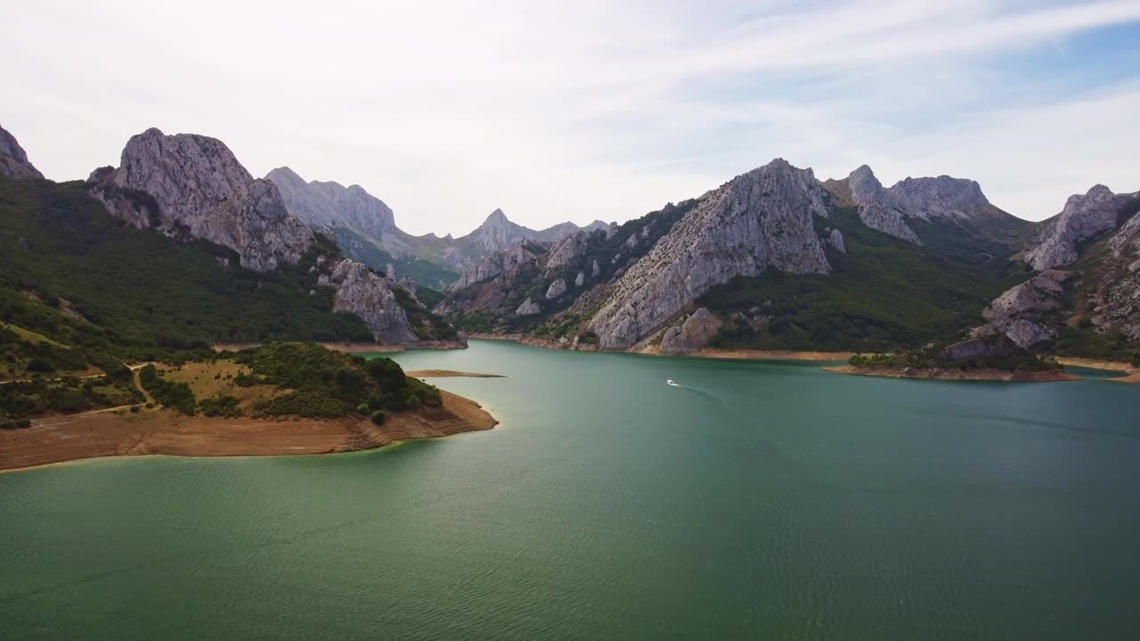 一个雄伟的湖泊坐落在高耸的群山之中视频素材