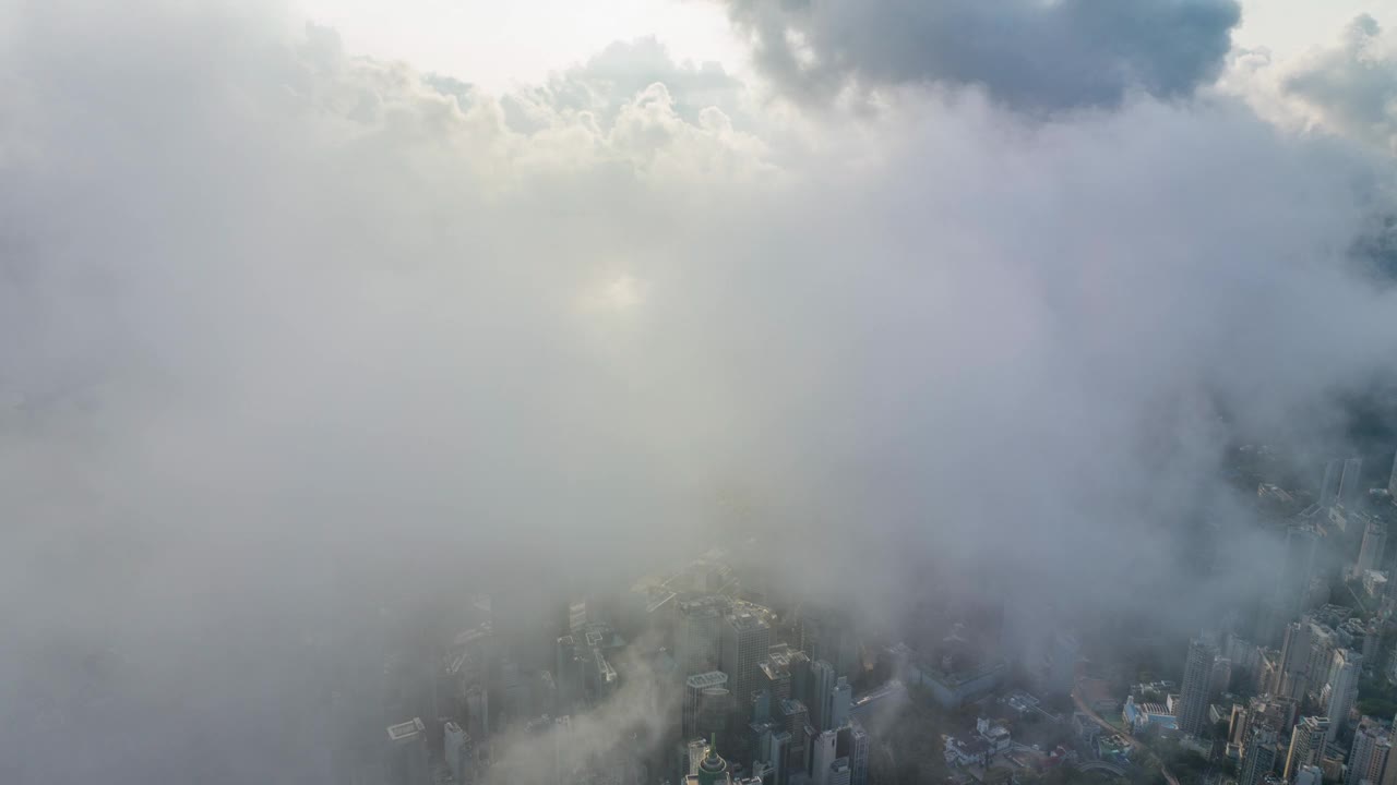 香港苏醒了，海港在散乱的晨云下闪闪发光。视频素材