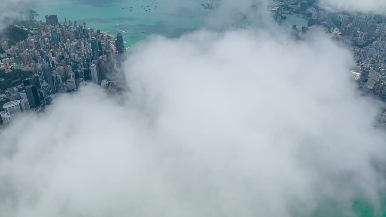 香港苏醒了，海港在散乱的晨云下闪闪发光。视频素材