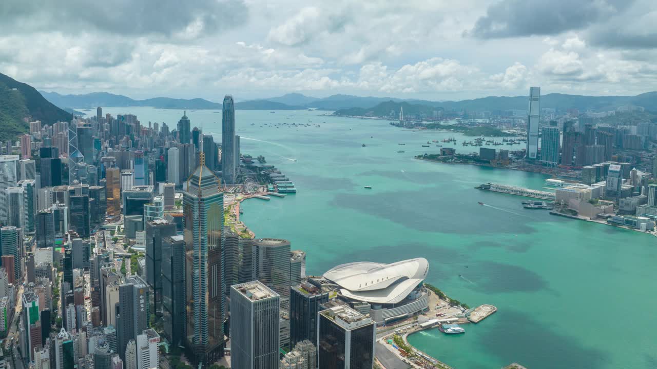 鸟瞰维多利亚港，香港城市的清晨天际线。视频素材