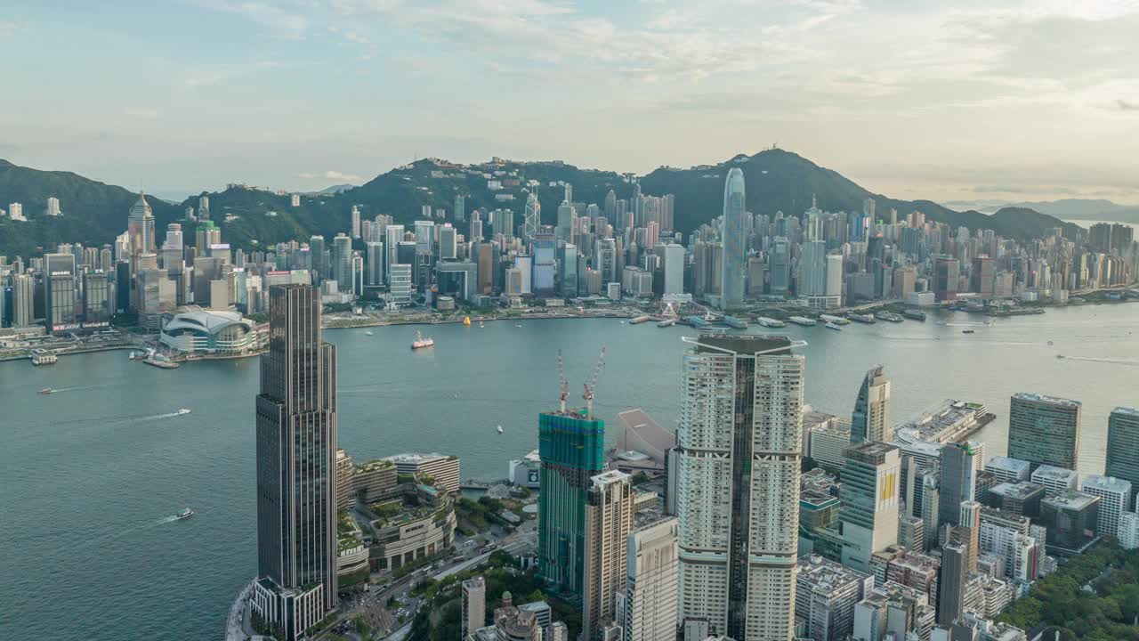 鸟瞰维多利亚港，香港城市的清晨天际线。视频素材