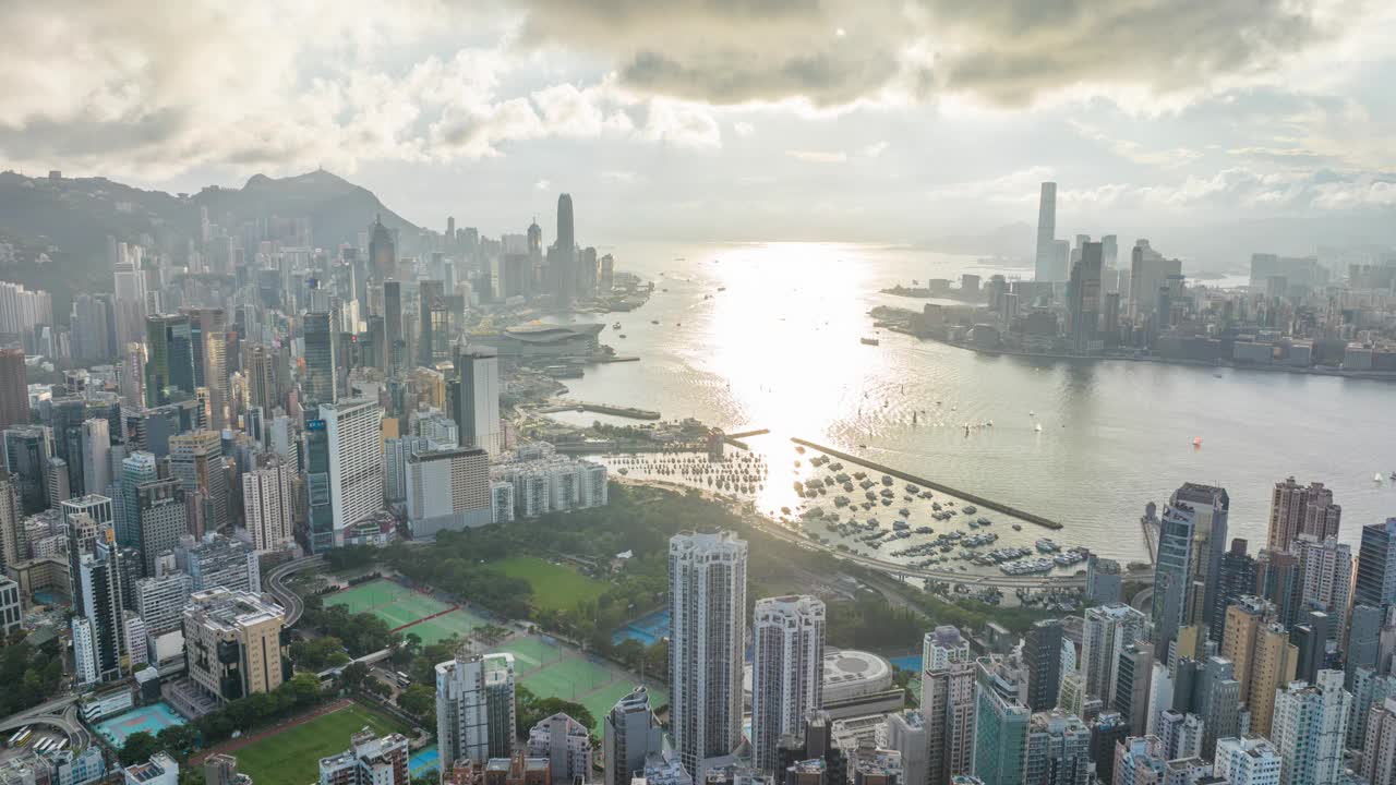 鸟瞰维多利亚港，香港城市的清晨天际线。视频素材