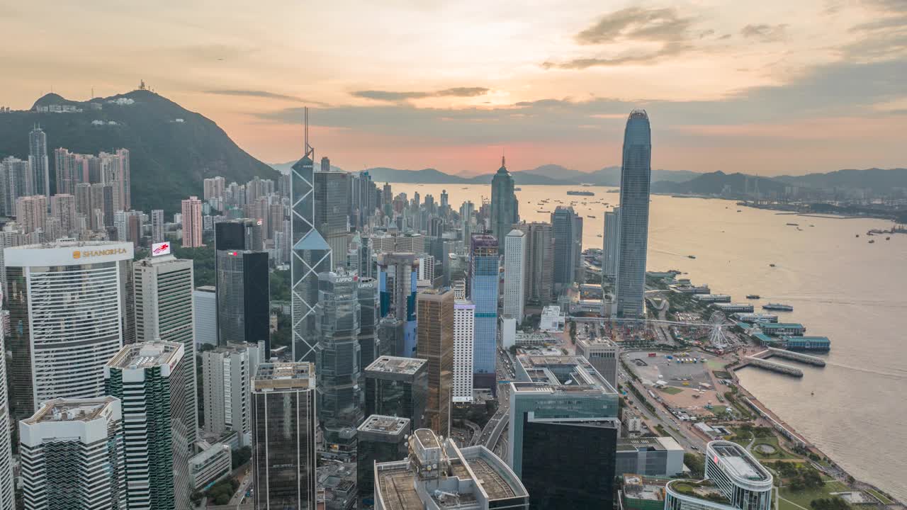 鸟瞰维多利亚港，香港城市的清晨天际线。视频素材