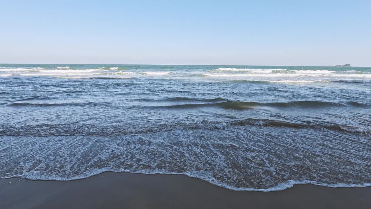 海岸线上宁静的海浪视频素材