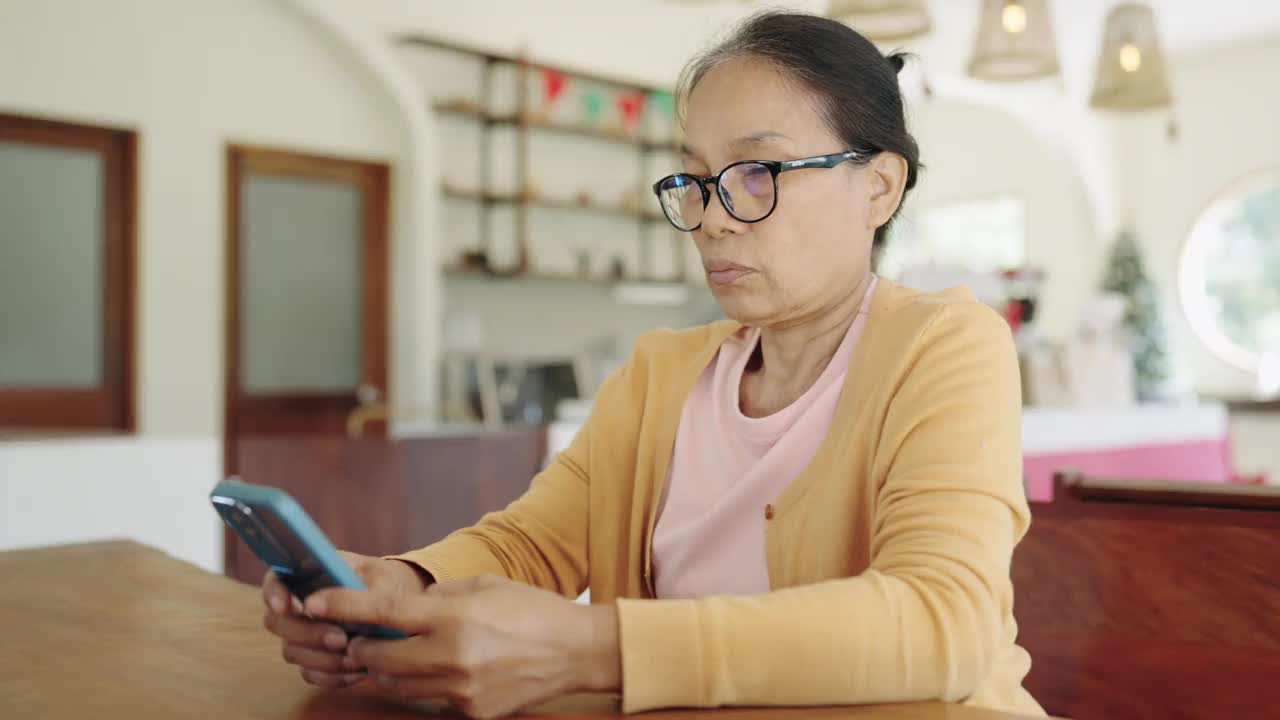 特写:女人的手指在房间里触摸手机上的滚动页面应用程序。经理独自打电话上网看电影。视频素材