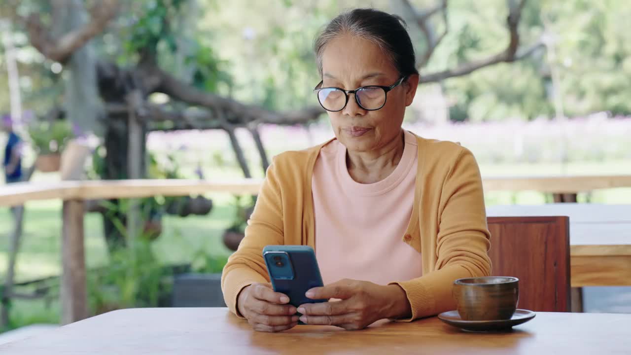 特写:女人的手指在房间里触摸手机上的滚动页面应用程序。经理独自打电话上网看电影。视频素材