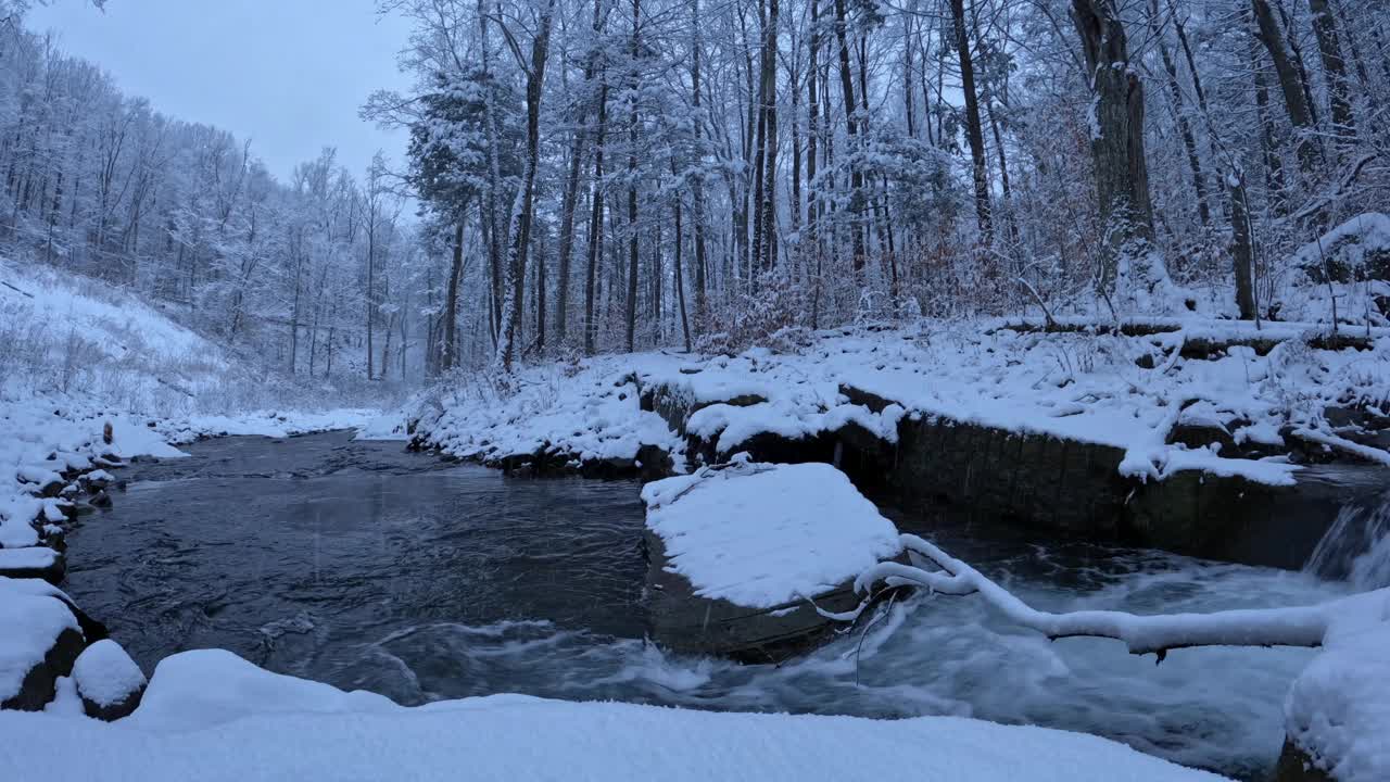 令人惊叹的时间流逝镜头在冬季仙境的雪水视频素材