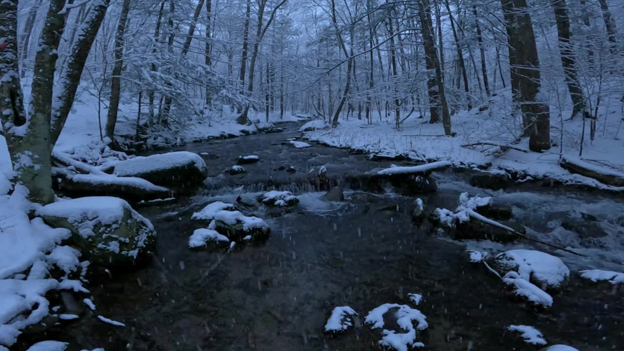 令人惊叹的慢动作镜头在冬季仙境的雪流视频素材