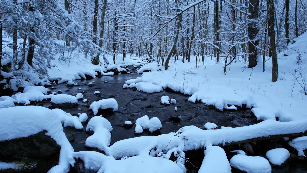 美丽的低无人机镜头在冬季仙境的雪流视频素材