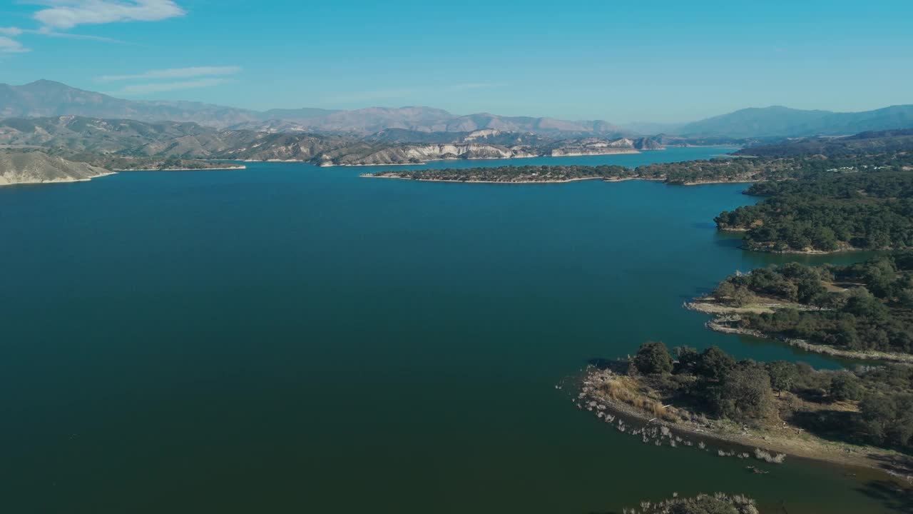 美国加州水库和蓄水大坝的鸟瞰图视频素材