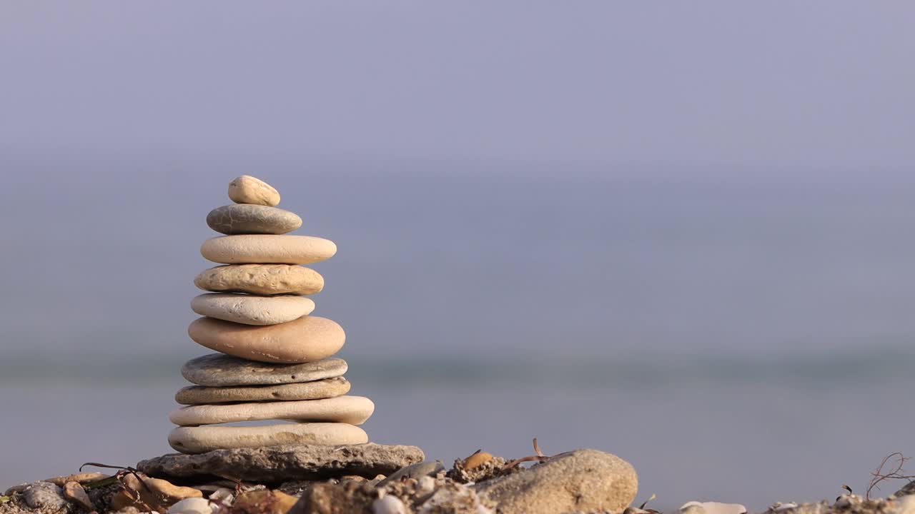 金字塔的鹅卵石在海边-自然禅宗的背景视频素材