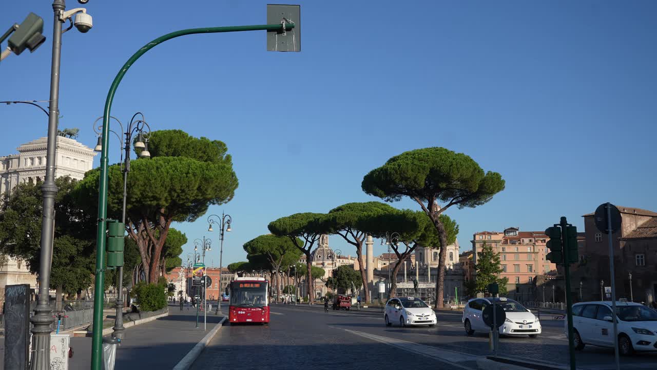 2023年9月5日，意大利罗马。在晴朗的日子里，罗马繁忙的一天交通与移动的汽车和旅游观光巴士在通道上，蓝天。视频素材