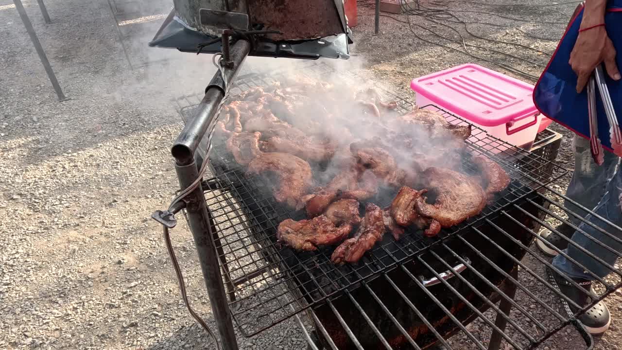 户外烧烤正在进行中视频素材