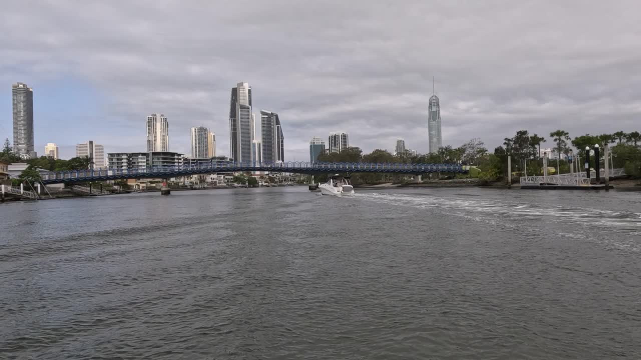 城市天际线和河流的时间流逝视频素材