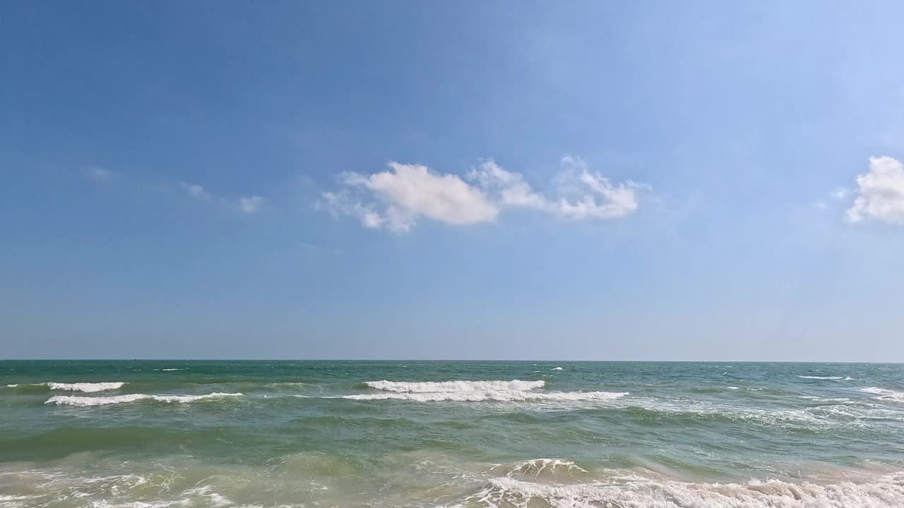 宁静的海浪和天空视频素材