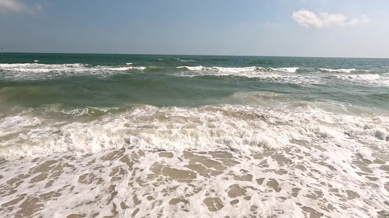 宁静的海滩海浪冲上岸视频素材