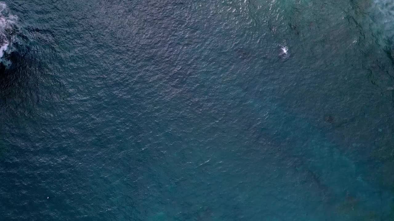 蓝水和夏季海岸海景鸟瞰图。在大西洋岛宁静的大自然中前往海滨海滩。全景海岸与山和沙滩泻湖在游泳的天气视频素材