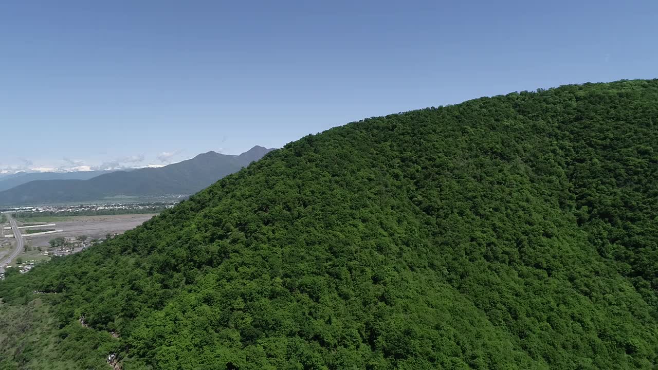 鸟瞰山坡上的德国教堂-阿塞拜疆视频素材