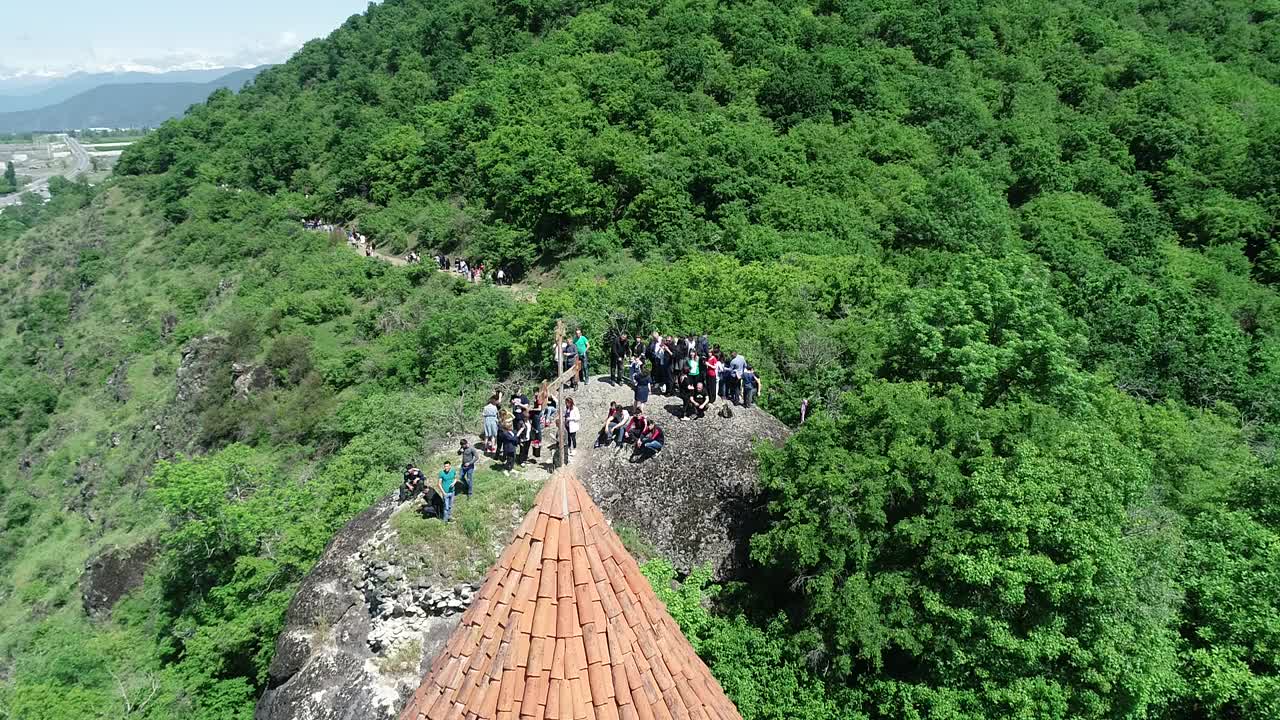 鸟瞰山坡上的德国教堂-阿塞拜疆视频素材