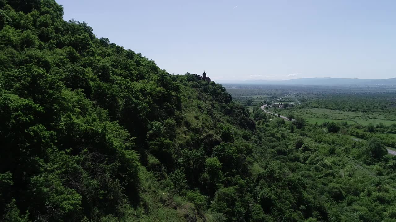 鸟瞰山坡上的德国教堂-阿塞拜疆视频素材