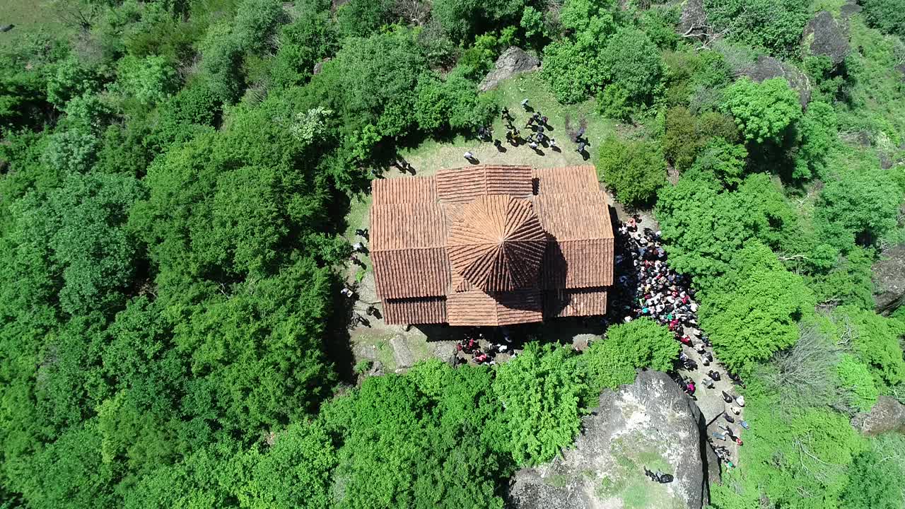 鸟瞰山坡上的德国教堂-阿塞拜疆视频素材