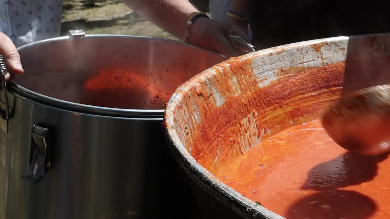 西红柿汤和意大利面是一道波兰菜。在食品博览会上，野地厨房里的大锅里盛着热祖帕。一种受欢迎的汤，用磨碎的西红柿加番茄汁做成。视频下载