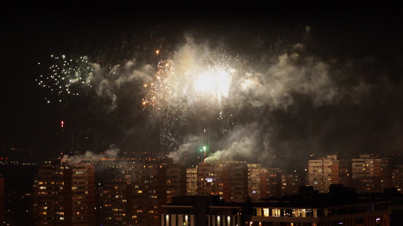 城市里的新年焰火视频下载