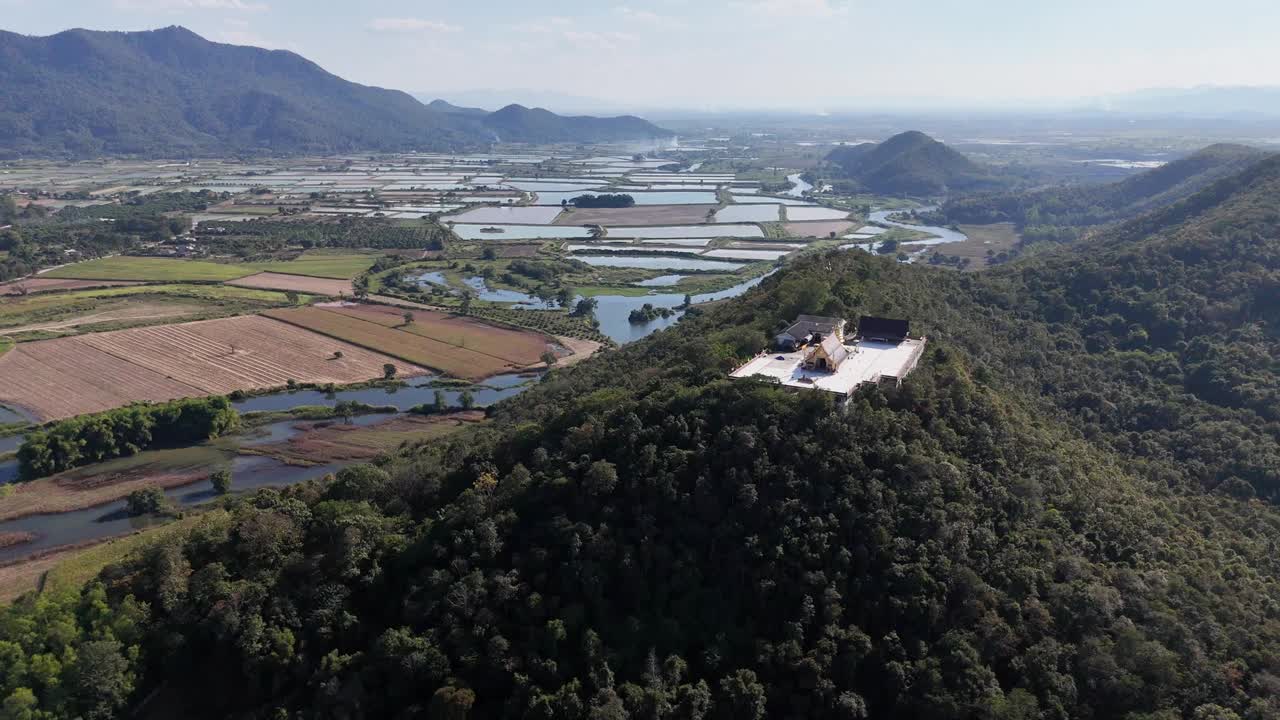 鸟瞰泰国清莱省Thoeng区的小山上的标志性古塔Wat Phra That Chom Chor。视频素材