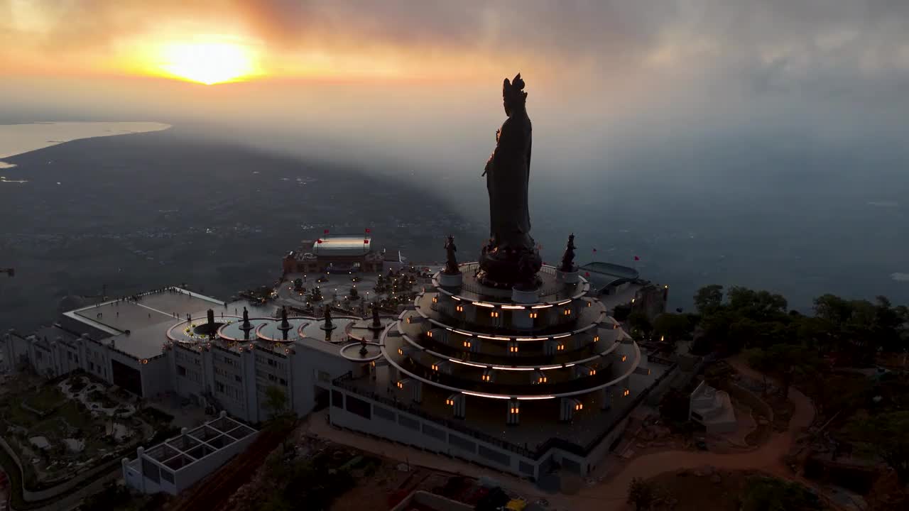 越南德宁省巴登山旅游区的景色。一个独特的佛教建筑，海拔最高，从下面看是非常美丽的。视频下载