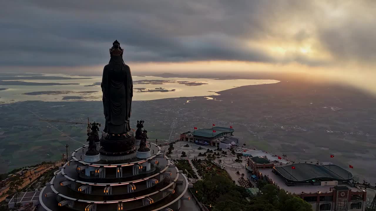 越南德宁省巴登山旅游区的晨景。一个独特的佛教建筑，海拔最高，从下面看是非常美丽的。视频下载