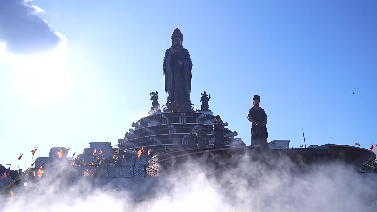 越南德宁省巴登山旅游区的景色。一个独特的佛教建筑，海拔最高，从下面看是非常美丽的。视频下载