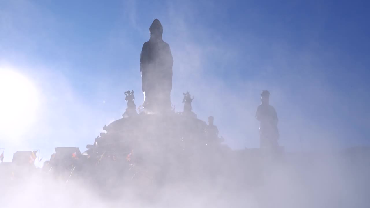 越南德宁省巴登山旅游区的景色。一个独特的佛教建筑，海拔最高，从下面看是非常美丽的。视频下载